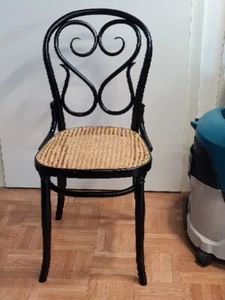 1 Geflechtstuhl   mit Holzverzierung im Rücken - Bild 1 von 1