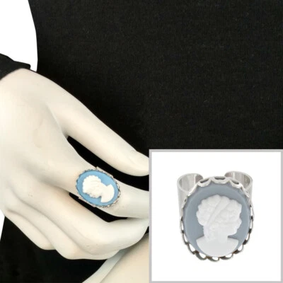 蓝色白色浮雕鸡尾酒戒指声明可调节尺寸 20 世纪 70 年代复古 1 x 3/4 — 第 1/4 张图片