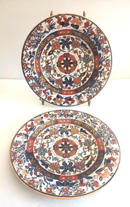 2 piatti Ashworth Ironstone China 9" Dieu et Mon Droit Richard Briggs Boston - Foto 1 di 6