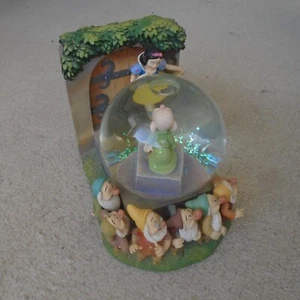 Disney Schneewittchen küssende Dopey musikalische Schneekugel zum Aufziehen BESCHREIBUNG LESEN FÜR AUSGABE - Bild 1 von 13