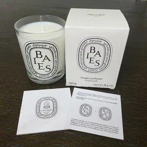Vela clásica Diptyque Paris Baies Bougie Parfumee (190 g - 6,5 oz) caja abierta - Imagen 1 de 3