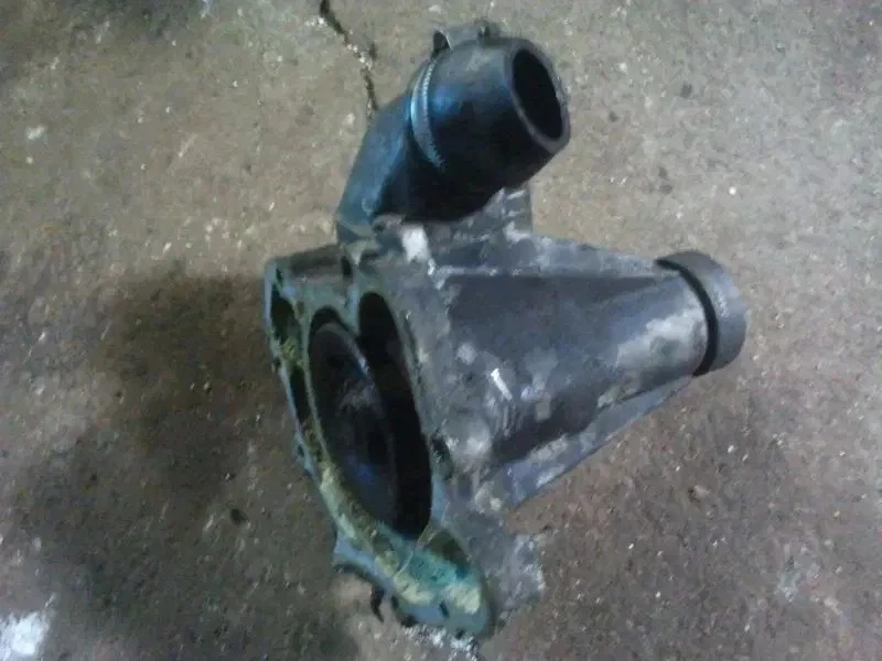 Mercedes-Benz C126 / W126 500 SEC Coupe (1) Thermostatgehäuse 1172030174 - Imagem 1 de 1