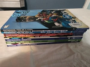 LOT OF 9 OUTSIDERS TPB DC 2003 JUDD WINICK - Picture 1 of 2