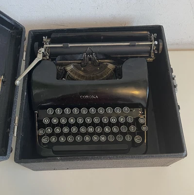 Máquina de escribir y estuche flotante portátil LC Smith & Corona 1938 2C de colección Foto 1 de 4