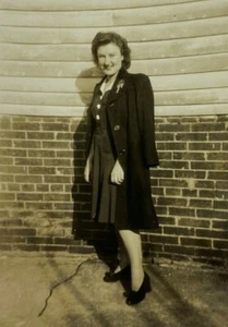 Hübsche Frau mit Jacke über Schultern s/w Foto 3 x 5 - Bild 1 von 3