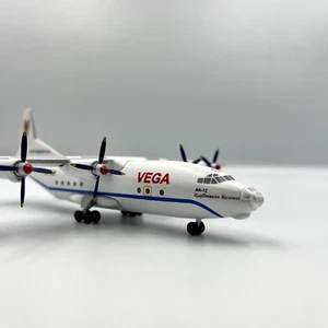 Flugzeugmodell Antonov 12 Vega Luftreg: LZ-VEC "Zar Simeon Veliki" - Bild 1 von 22