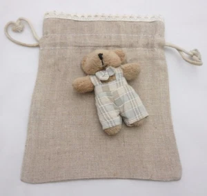 petit sac déco en coton façon toile de jute avec un ours 16,5 x 13,5 cm - Foto 1 di 1
