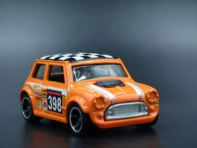 1969-1976 Mini Cooper Mark III 1:64 Scala da Collezione Diorama Modellino Car - Immagine 1 di 4