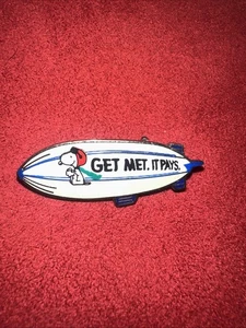 MetLife Get Met It Pays Snoopy Blimp United Features Schulz 1965 Lapel Pin Og - Picture 1 of 3