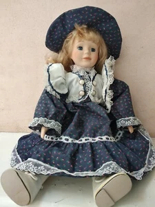 BAMBOLA IN PORCELLANA - VINTAGE "LA FRAGOLINA" CON VESTITO A FIORI SU FONDO BLU - Foto 1 di 2