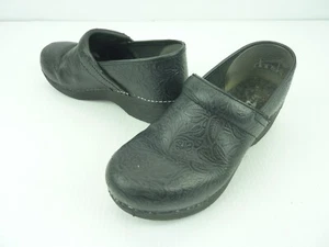 Dansko XP 2.0 Black Floral Tooled Stapled Clogs Womens Size EU 39 - US 8 - Picture 1 of 8