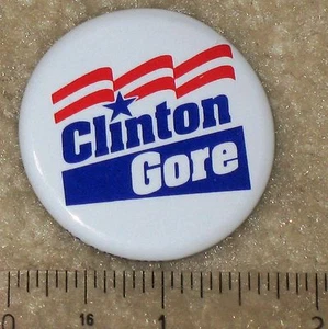 Spilla pulsante Bill Clinton Al Gore '92, '96 campagna presidenziale USA diametro 1 1/2" - Foto 1 di 3