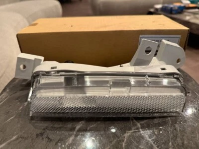 Reflector lateral trasero transparente genuino Nissan R35 GT-R - Mano izquierda 26555-JF05A NUEVO OE Foto 1 de 4