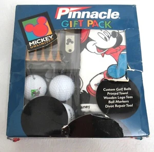 Pinnacle Disney Mickey Mouse Golfbälle, Handtuch, T-Shirts, Marker & Divot Tool Set - Bild 1 von 11