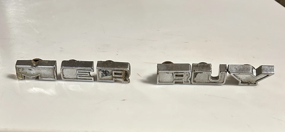 Mercury 1956 parachoques letras emblemas Monterey Montclair personalizado “C” falta Foto 1 de 4