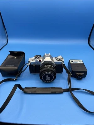 Cámara fotográfica Canon AV-1 SLR 35 mm con lente Canon FD 50 mm F1,8 y Speedlite 133A Foto 1 de 4