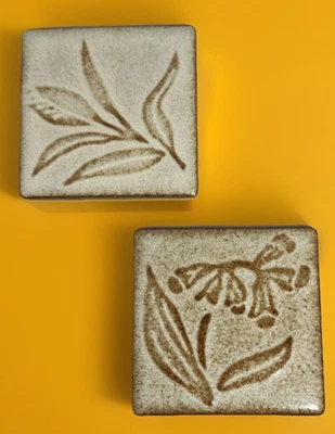 2 件复古装饰 Ecru & Tan 蚀刻瓷砖中世纪现代 3 7/10 英寸 X 3 7/10 — 第 1/4 张图片