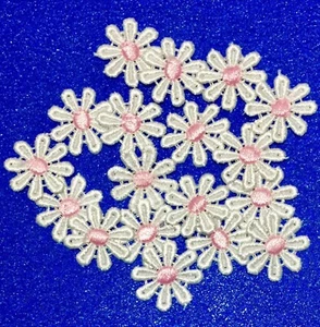 24x White 25mm Daisy Flower with Light Pink Center Embroidered Sew On Applique - Picture 1 of 1