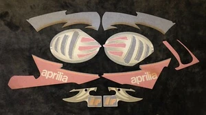 NEU ORIGINAL APRILIA RS 125 2004 POGGIALI WEISS SEITENVERKLEIDUNG ABZIEHBILD SET AP8166413* - Bild 1 von 1