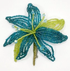 Broche prendedor floral flor cuentas semilla verde azul hecho a mano grande pieza llamativa - Imagen 1 de 2