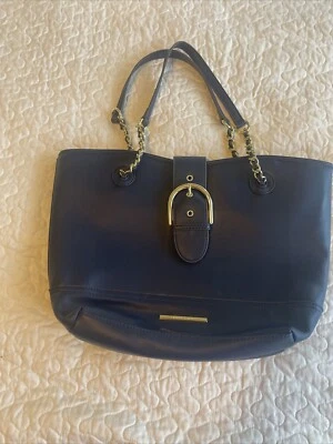 Bolso de Mano Anne Klein Cadena Azul Marino, Cierre de Hebilla Magnética, Acentos Dorados Foto 1 de 4