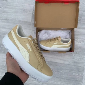 Tenis de entrenamiento para mujer PUMA Lily plataforma cuero - arena/blanco [384617 09] - Imagen 1 de 9