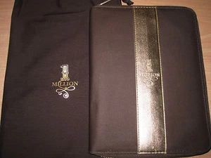 CARNET NOTES DESSIN ONE MILLION ET SON PROTEGE CAHIER + CRAYON + POCHETTE + SAC - Picture 1 of 1