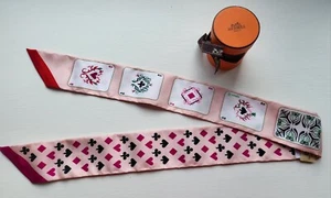 Authentisch NEU UND VERPACKT Hermes Twilly Jeu De Cartes Pink CW04 Rose Perlmutt/Fuchsia/Rouge - Bild 1 von 4