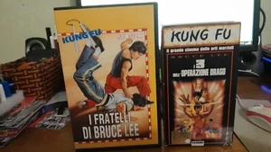 VHS VIDEOCASSETTE KARATE I FRATELLI DI BRUCE LEE - I 3 DELL'OPERAZIONE DRAGO - Foto 1 di 1