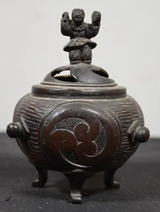 Meiji Messing Räuchergefäß 5" Shinto Schamane Tänzerin mit Trommel Tomoe Motive Original Patina - Bild 1 von 9