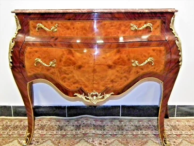 Une commode Style Louis XV avec un marbre et deux tiroirs rose en bois d'hêtre - Photo 1/4