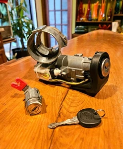 🍑 2006-2011 Chevy HHR IGNITION SWITCH w/ Key, IMMOBILIZER & DOOR LOCK OEM - Picture 1 of 4