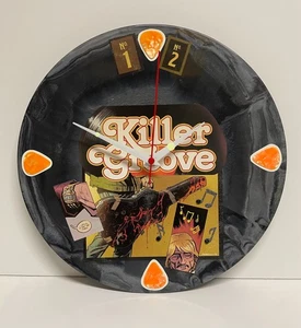 Killer Groove Comic-Record Clock™ Ollie Masters & Eoin Marron Art 1 di 1 Glow Dk - Foto 1 di 7