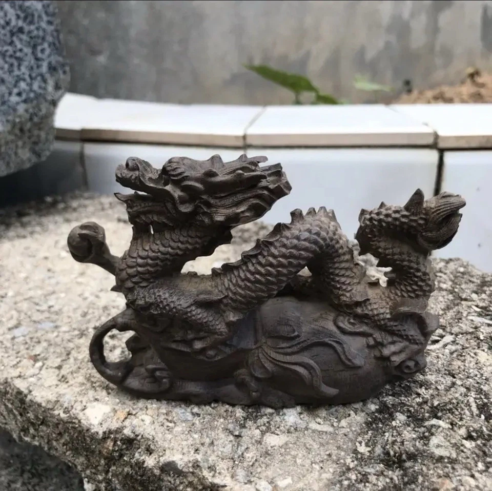 Dragón tallado en madera de agar vietnamita, una pequeña casa de escritorio Foto 1 de 4