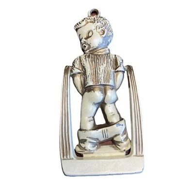 Llamador de puerta de baño vintage americano niño con pantalones de plumón de metal amarillo y dorado Foto 1 de 4