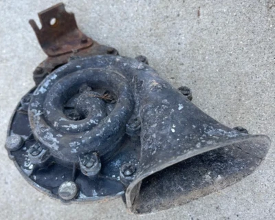 LINCOLN CONTINENTAL HORN LO BAIXO DIREITO RH FOMOCO FABRICANTE DE EQUIPAMENTO ORIGINAL DE FÁBRICA 1962-1965 - Imagem 1 de 4