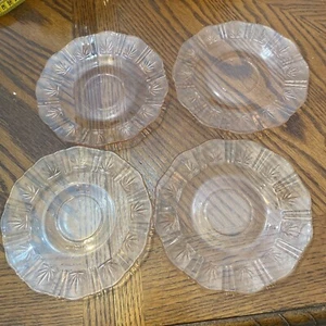 Piattini da tè caffè vintage in vetro rosa inciso depressione 6" motivo floreale - Foto 1 di 10