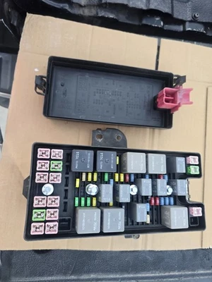 Ford Mustang 2007-2009 caja de fusibles con bahía de motor V8 de 4,6 L Foto 1 de 4