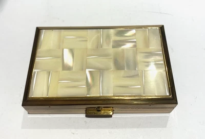 VINTAGE CLOVER MOTHER OF PEARL LIDDED MUSICAL POWDER COMPACT UNUSED - Image 1 of 4
