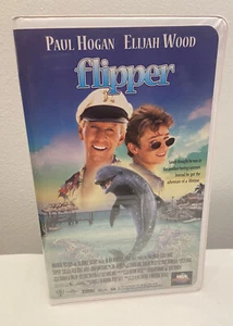 Flipper starring Paul Hogan & Elizah Wood (VHS, Clamshell,1996) - Picture 1 of 5