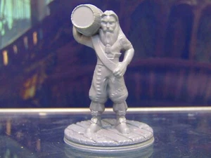 Crewman pirata umano dai capelli lunghi con barile figura in miniatura modello stampato in 3D - Foto 1 di 6