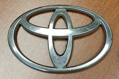 1997-2001 Toyota Camry Front Emblem OEM 75311-33030 - Image 1 of 4