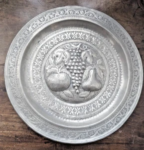 Antico Grande Piatto in Peltro Pewter Lavorato Sbalzato XIX secolo 40 cm - Imagen 1 de 13