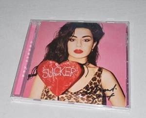 Charli XCX - Sucker (2014) SIGNED/AUTOGRAPHED CD - Foto 1 di 2