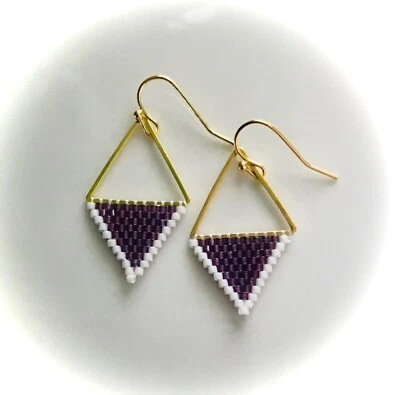 Pendientes minimalistas - Oro con cuentas de semillas de delica púrpura y blanco - 1 pulgada Foto 1 de 2