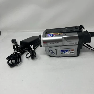 Samsung SCL700  Hi8 NTSC Video Camera Camcorder W Charger Powers On Parts Only - Image 1 of 4
