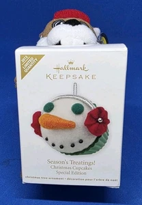 ❄️ Punze Andenken Ornament "Seasons Treatings!" Weihnachten Cupcake ⛄️ 2012  - Bild 1 von 3