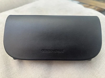 Estuche para gafas de sol Giorgio Armani semi duras de cuero sintético negro Foto 1 de 4