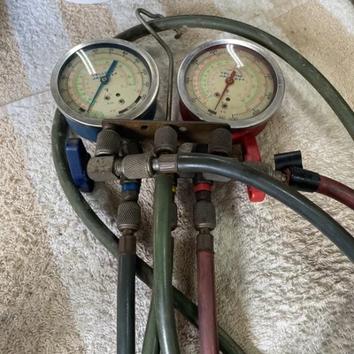 Colector de prueba y carga de chaqueta amarilla vintage con medidores y mangueras Foto 1 de 4