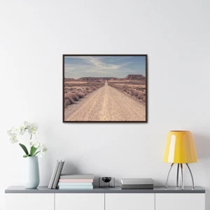 Hermoso estampado de lona paisaje de carretera; camino de tierra polvoriento; lona enmarcada  - Imagen 1 de 25